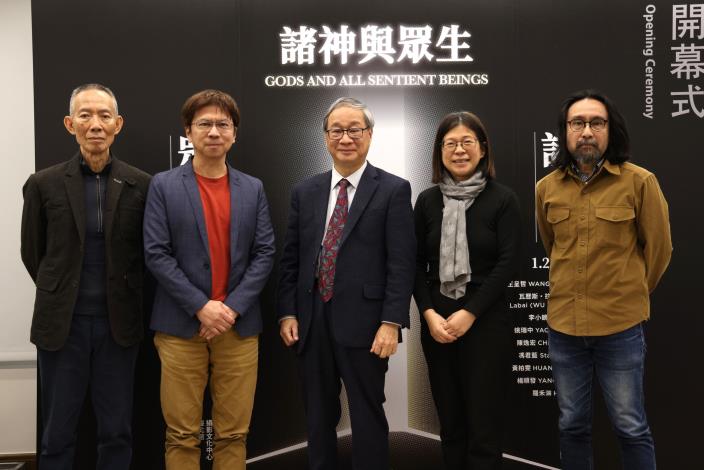 文化部長李遠（左三）、國立臺灣美術館長陳貺怡（右二）、策展人邱國峻（左二）、參展藝術家李小鏡（左一）、參展藝術家馮君藍（右一）於展場合影。