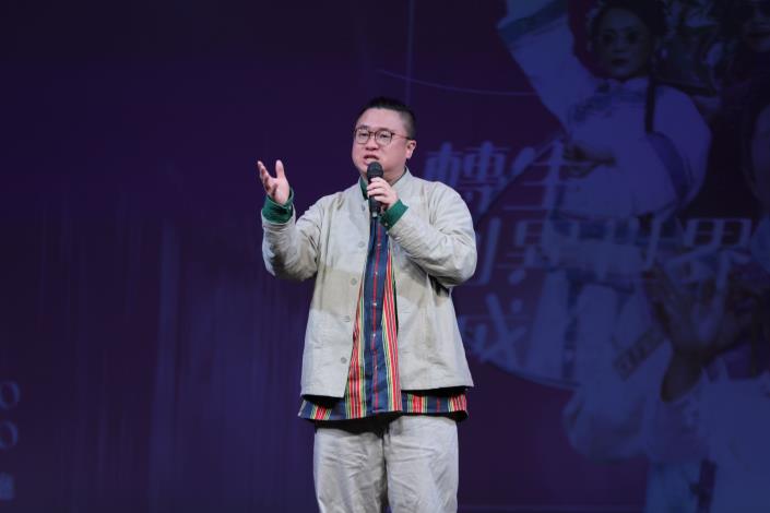 明華園戲劇總團《轉生到異世界成為嘉慶君──發現我的祖先是詐騙集團！？》導演暨共同編劇宋厚寬說明創作理念