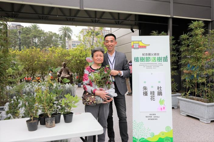 本館於臨時辦公室中庭舉辦「共創綠生活」植樹節贈送樹苗活動民眾搶得頭彩