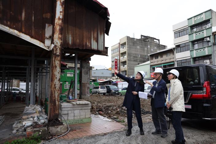 苑裡菜市場歷史建築連結在地百年記憶，文化部長李遠（中）在苑裡鎮長劉育育（左）陪同下參觀重建工程，期盼完工後成為地方生活及文化產業的中心。