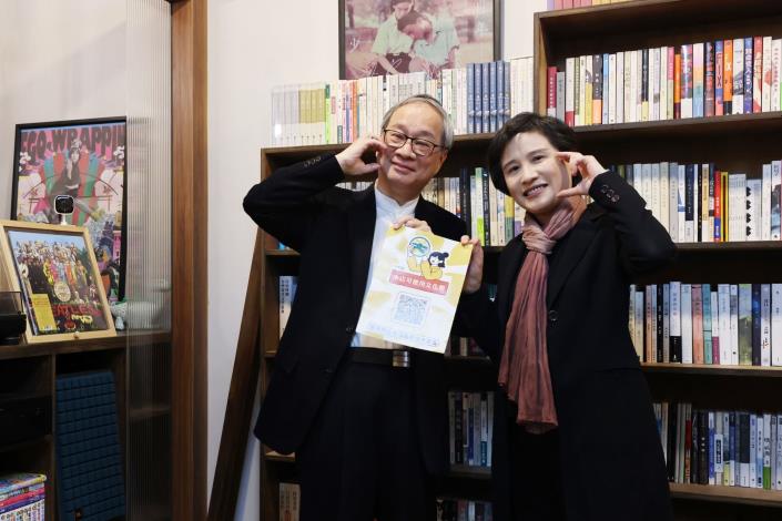 行政院副院長鄭麗君與文化部長李遠（左）鼓勵青年學子一起看書。
