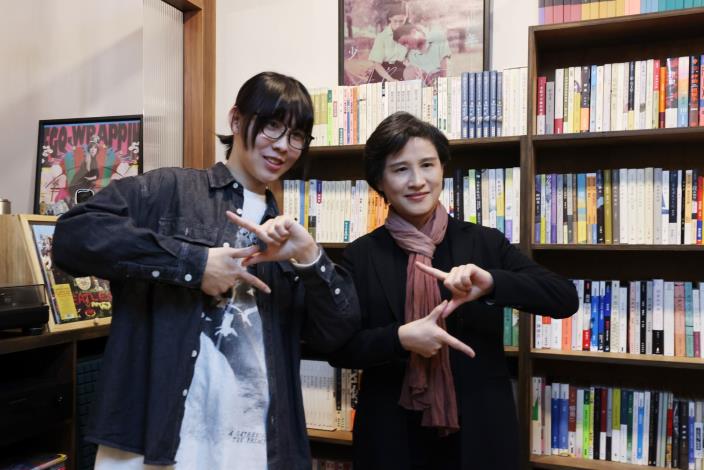 計畫通行邀行政院副院長鄭麗君一起比出專屬手勢。