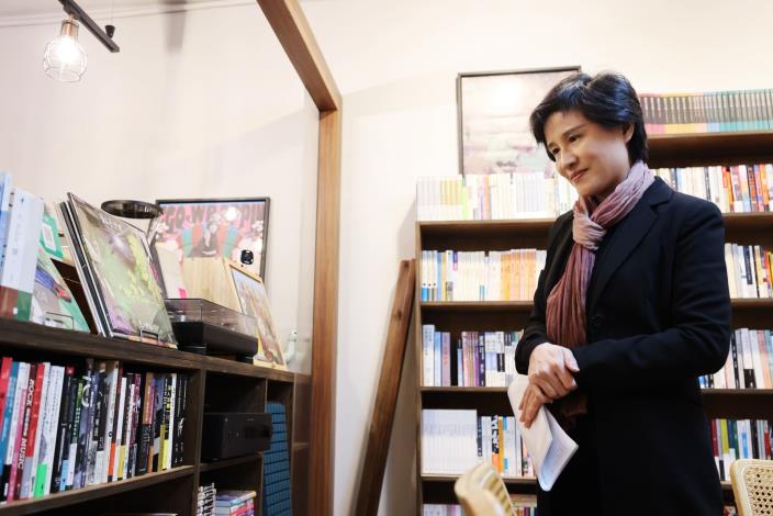 行政院副院長鄭麗君參觀現流冊店，沉浸在書香中。