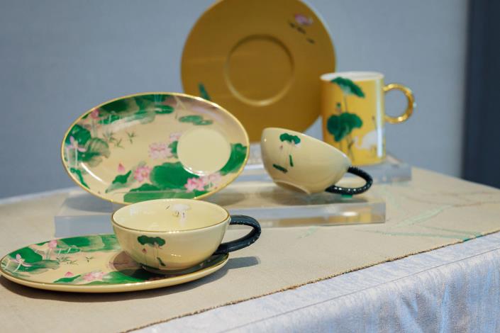 本次聯名瓷器系列推出6款聯名瓷器，包括金玉荷鳴杯盤組、滿塘荷樂杯盤組、一路荷美杯盤組（粉、綠）、荷顏悅色馬克杯（粉、綠），
