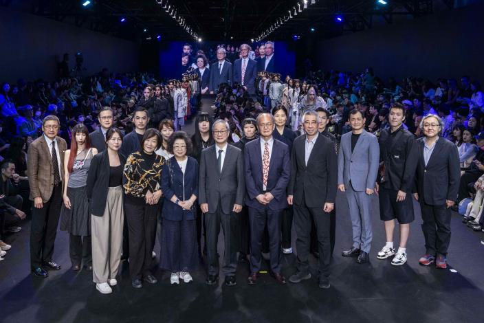 臺北市政府文化局專委蔡依婷（前排左起）、監察委員紀惠容及范巽綠、文化部長李遠、經濟部國貿署參事鄭錦松及產發署主秘陳國軒等出席力挺臺北時裝週AW25開幕大秀與設計師及紡織業者代表們合影。
