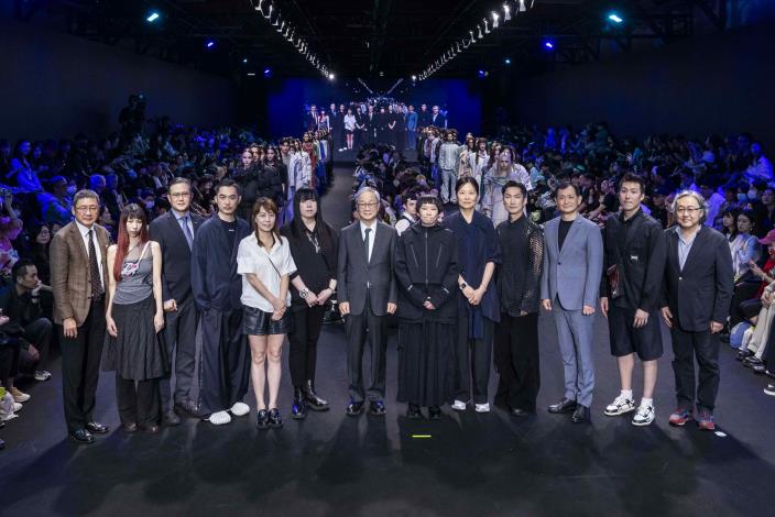 文化部長李遠（中）出席臺北時裝週AW25「時尚‧無盡」開幕秀與Claudia Wang 王子欣（左2）、DYCTEAM Fly趙之逸（左4）、GIOIA PAN潘怡良（左6）、oqLiq洪琪（右6）、UUIN 劉子超（右4）、WEAVISM 織本主義 Tony陳璽年（右2）及6家紡織業者代表合影。