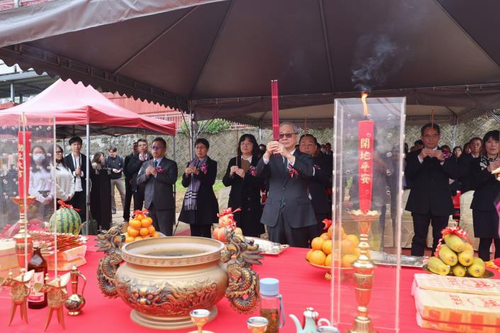 文化部長李遠與各界貴賓為「國立歷史博物館典藏文物庫房新建工程」動土祭拜祝禱，祈求工程順利。
