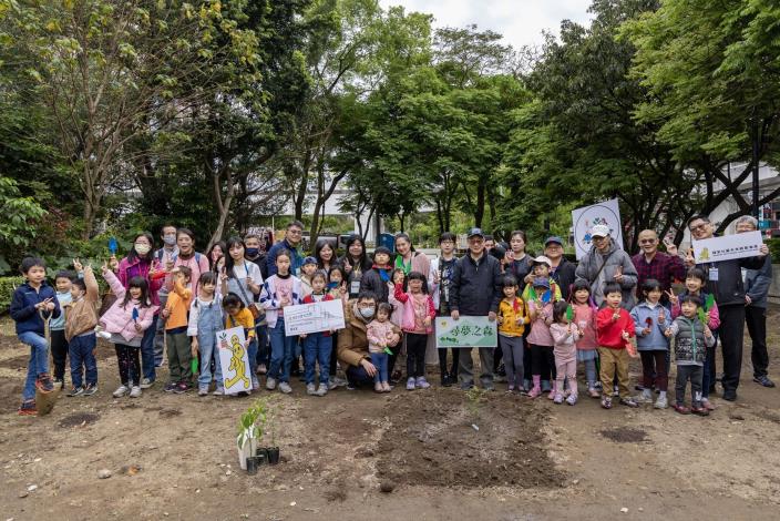 國家兒童未來館今邀請35組兒童與家庭觀眾分組輪流體驗植樹活動，讓孩童在過程中認識自然，與環境互動。