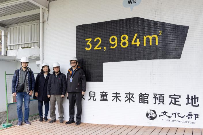 文化部長李遠（右2）今出席「尋夢之森－國家兒童未來館兒童植樹活動」，小野爺爺說，「我也會找更多機會到願景館跟小朋友說故事。」