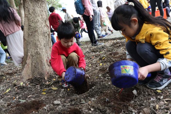 國家兒童未來館除規劃植樹活動，還有土壤改良、攀樹體驗，讓孩童認識基地未來景觀的樹種。