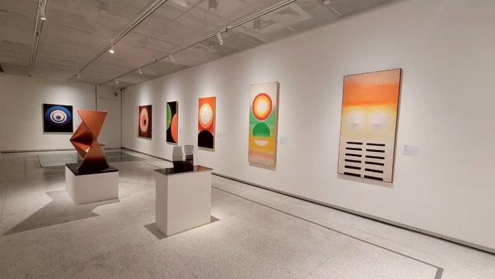 史博館「穿越世代－李再鈐個展」介紹臺灣現代雕塑先鋒李再鈐運用多種媒材表達對社會現象關懷之作品