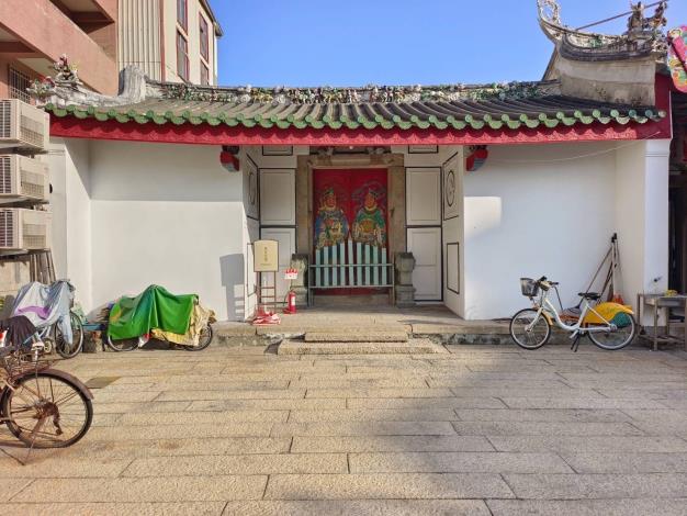 台南三山國王廟為台灣唯一完整保存潮州建築風格的廟宇，精緻大木作與青瓦灰梗屋頂展現獨特工藝，別於閩南建築。