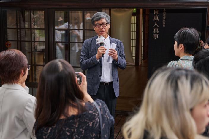 臺大臺文所教授蘇碩斌為貴賓導覽「改編自真人真事：當代性別事件的噤聲與反抗」特展。（宜東文化提供）