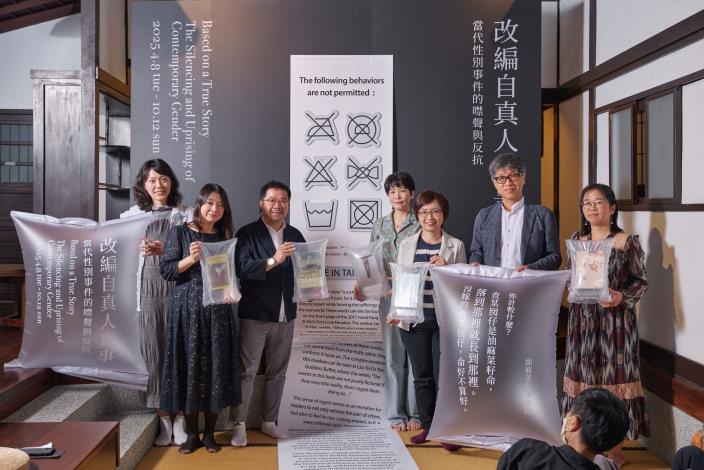 臺文館長陳瑩芳（右3）、國家影視聽中心董事長褚明仁（左3）、臺大臺文所教授蘇碩斌（右2）、副教授張俐璇（左1）、清大臺文所長王鈺婷（左2）、作家劉芷妤（右4）、游擊文化編輯李晏甄（右1）共同為特展揭開序幕。（宜東文化提供）