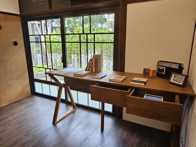 作家林奕含家屬授權其課堂報告、書房收藏品等，展覽一隅也佈置為作家書房。
