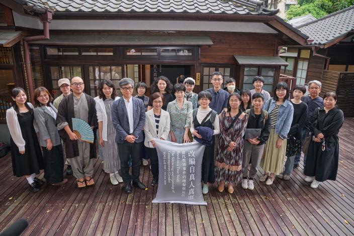 與會貴賓於展場入口合影。（宜東文化提供）