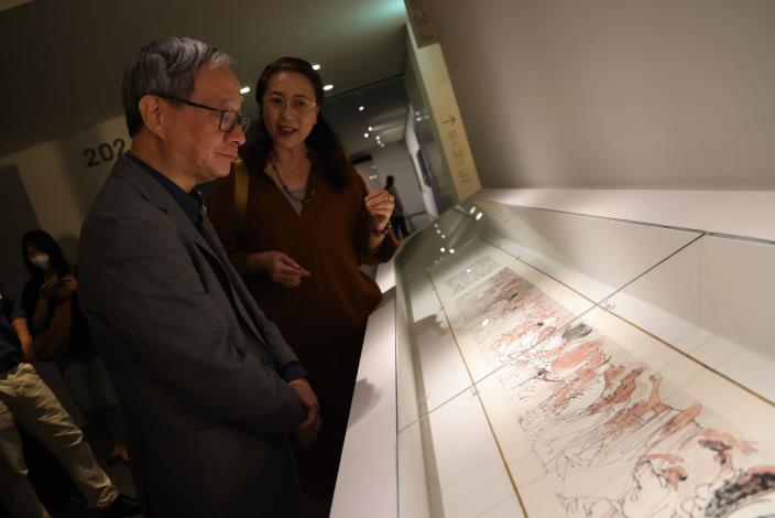 雲台藝術研究中心執行長李安榮（右）向文化部長李遠（左）導覽「李奇茂百年展」，並介紹李奇茂1996年作品〈羅漢圖〉。