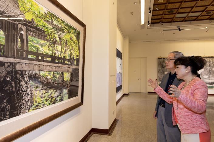 「維度綻放–2025台灣美術院年度大展」共有40位院士參展，旅日院士翁倩玉（右）為文化部長李遠（左）介紹其2008年作品〈仙橋抱翠〉。