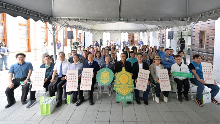 參與開幕式貴賓共同合影留念，邀請民眾一起放慢腳步，感受這些作品中潛藏的時間感、手作的溫度，每件作品皆如隨風起舞般，綻放溫潤的人文光彩。