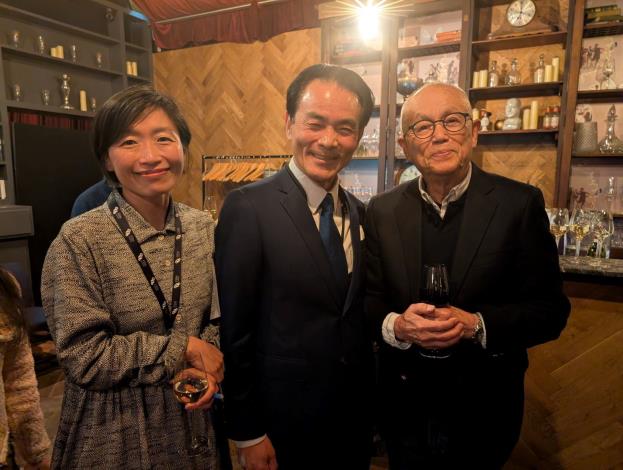導演陳坤厚受邀為多場放映進行導讀與座談（左起：策展人趙賢真、駐英國公使柳惠千、導演陳坤厚）（駐英國代表處文化組提供）