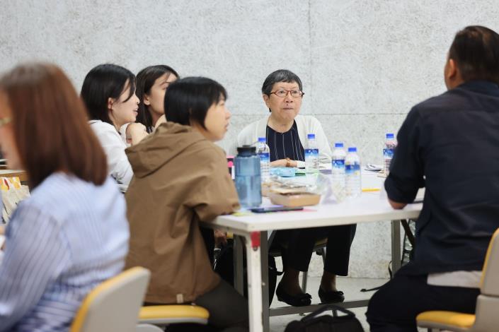 「繪本及圖文書獲獎勵說明會」今（20）日以分組方式，舉行第一次小組共學，圖為培力導師—繪本及童書編輯高明美與獲獎勵者進行交流。
