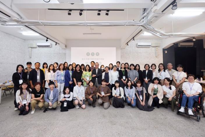 「繪本及圖文書獲獎勵說明會」今（20）日舉行，文化部長李遠、評審委員及入選新秀等合影。