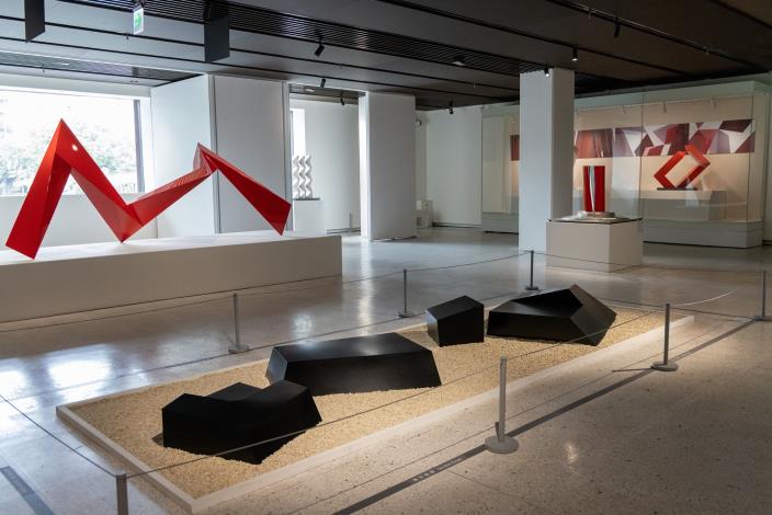 展廳「低限無限」全數展品都是藝術家李再鈐1980年代後迄今的多件公共藝術的原件創作，皆以大型雕塑的造形面世。