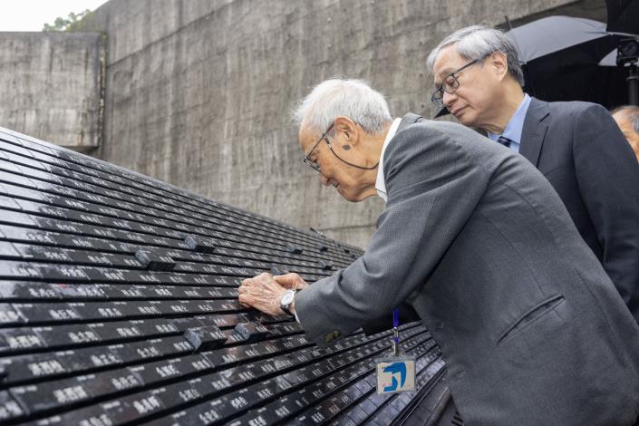 文化部長李遠（右）陪同政治受難者前輩進行人權紀念碑豐碑儀式。圖左為政治受難者前輩周賢農。