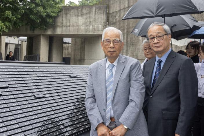 文化部長李遠（右）陪同政治受難者前輩見證人權紀念碑錄名更新竣工。圖左為政治受難者前輩陳顯宗。