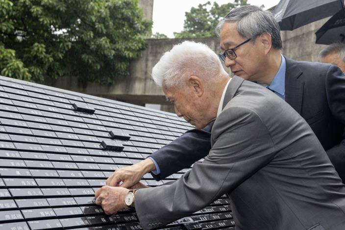 文化部長李遠（右）陪同政治受難者前輩進行人權紀念碑豐碑儀式。圖左為政治受難者前輩楊國宇。