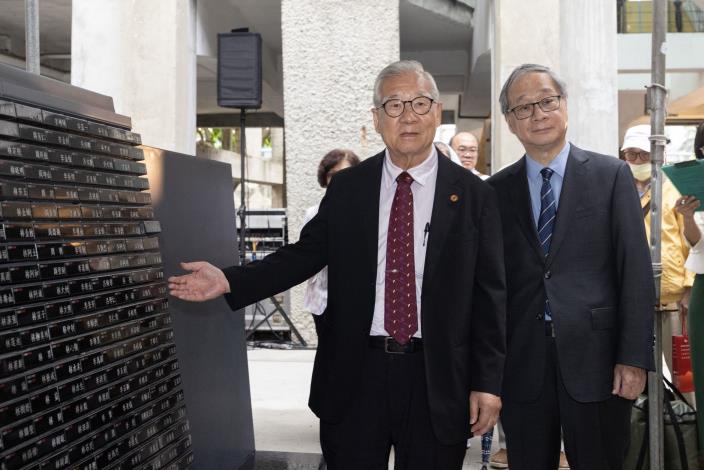 文化部長李遠（右）陪同政治受難者前輩見證人權紀念碑錄名更新竣工。圖左為臺灣二二八關懷總會理事長王文宏。