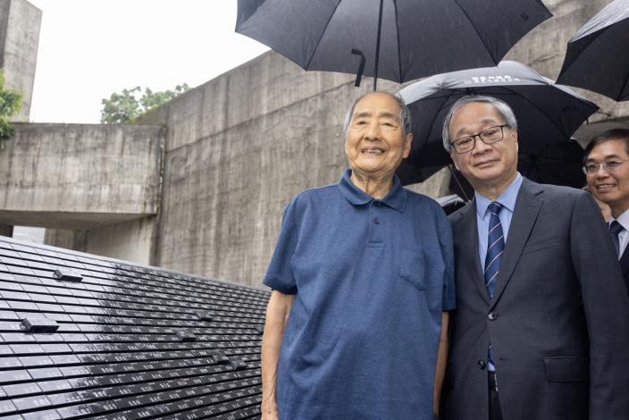 文化部長李遠（右）陪同政治受難者前輩見證人權紀念碑錄名更新竣工。圖左為政治受難者前輩張則周。