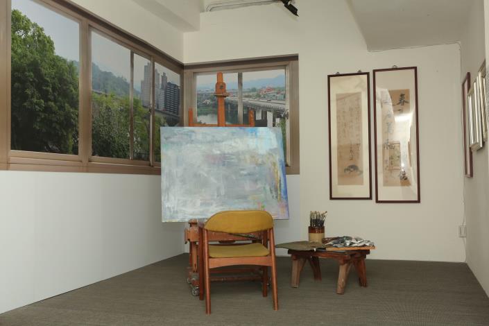 「玩色‧巧師：臺灣戰後第一代女性藝術家鍾桂英」展場一隅呈現其「碧潭畫室」樣貌，包括經年累月使用的顏料、畫具，亦有師長們的作品陳設其中。