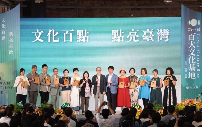 文化部今（3）日舉辦第一屆百大文化基地發表會，文化部長李遠（左8）頒發基地獲選證明予南投縣及雲林縣的獲選基地代表，並共同合影。