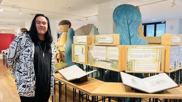 探索館同理心展區有著介紹加拿大寄宿學校的部分，這也是加拿大原住民音樂人Aysanabee他外公經歷過的傷痛故事。