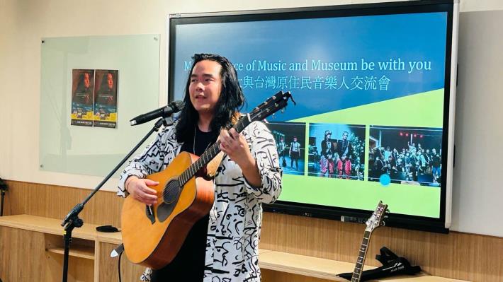 加拿大原住民音樂人 Aysanabee 演唱。