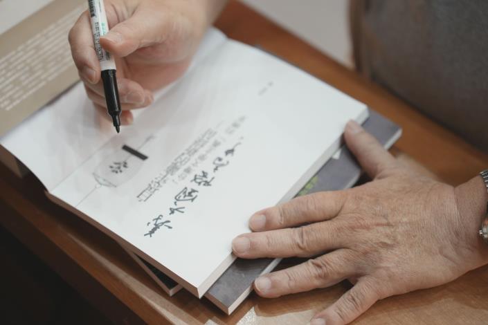 呂昱前輩為義大國際高中的師生在其新書《白恐牢籠的新綠苗：「台灣文學主義」的嫩芽》留下紀念文字。