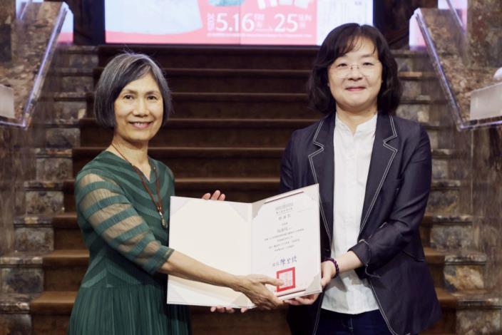 阮惠玫女士（左）捐贈祖母羅蓿於大正年間親手製作之婚服、婚飾，延續家族的情感，文化部次長徐宜君（右）頒贈感謝狀。