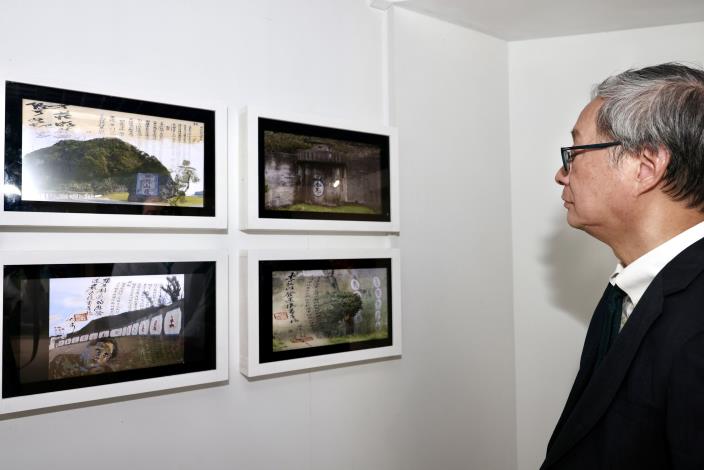 2025綠島人權藝術季即日起開展，文化部長李遠參觀白色恐怖受難者陳武鎮創作的《判決書》系列作品。