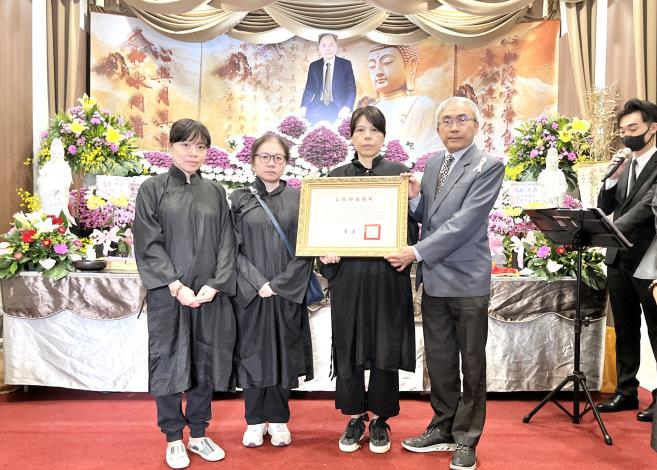 文化部文化資產局長陳濟民（前排右1）頒贈文化部旌揚狀，由蔡共新女兒蔡幸姬（左2）、蔡幸蓉（左3）及蔡玫芬（左1）代表受贈，表彰蔡共新藝師長年致力於鑿花保存與傳承之貢獻。