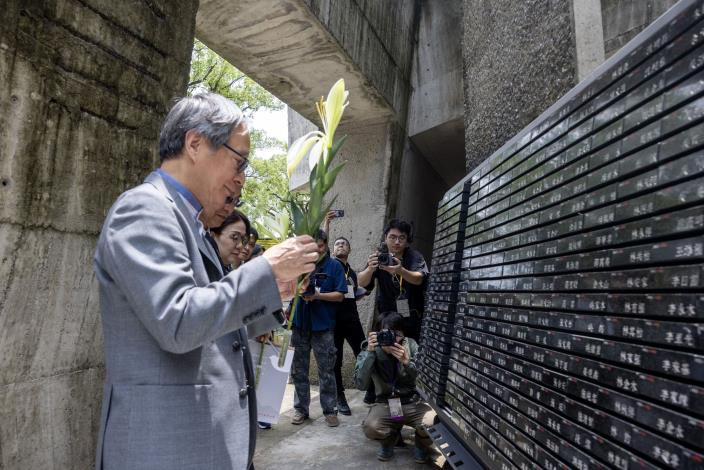 文化部長李遠在519白色恐怖記憶日典禮後，至人權紀念碑獻上象徵人權與自由的鐵砲百合。