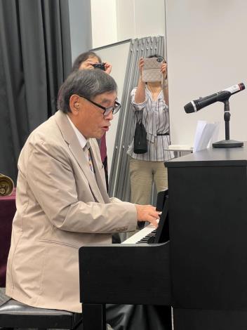 「臺灣人權及音樂故事展—高一生先生，三代的家族之歌」開幕式高英傑獻唱（駐日臺灣文化中心提供）