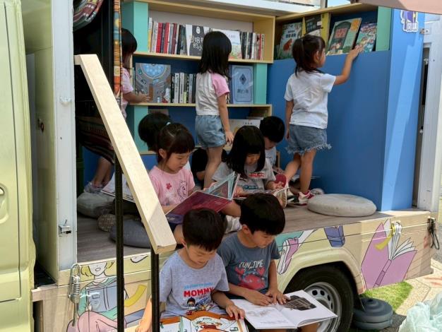 故事車如同一座移動圖書寶庫，吸引學童前來翻閱、探索各類書籍。