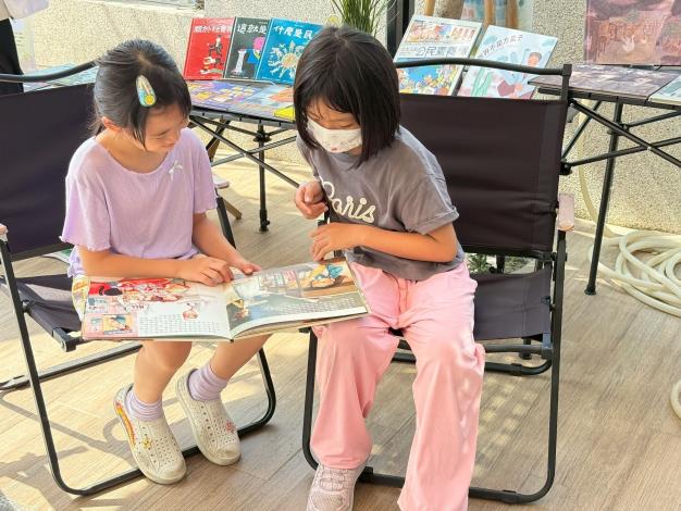 學童們主動交流分享彼此選讀的繪本內容，激發更多閱讀樂趣。