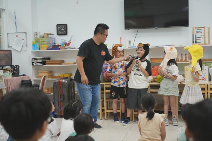陸爸爸說演故事劇場透過平易近人的動物角色裝扮，將自由、人權、尊重等重要價值與觀念傳遞給學生。