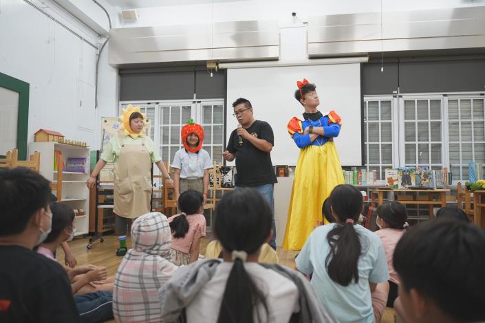 在陸爸爸的引導下，老師跟學童們一起透過繪本劇場，了解性別平權、尊重與自由的重要。
