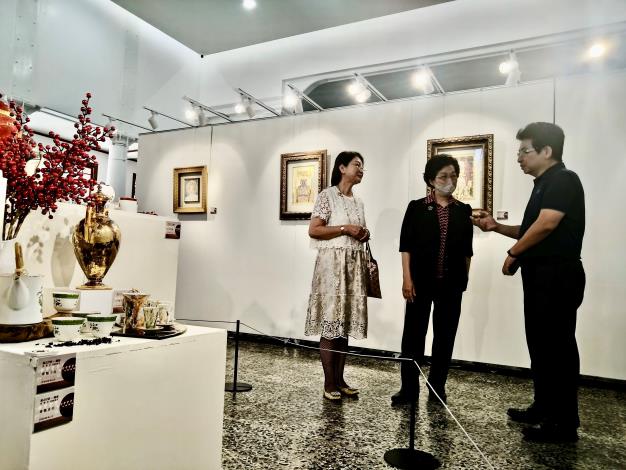 竹美館葉于正館長(右)為總統府張博雅資政(中)導覽解說、藝術家徐瑞芬(左)陪同