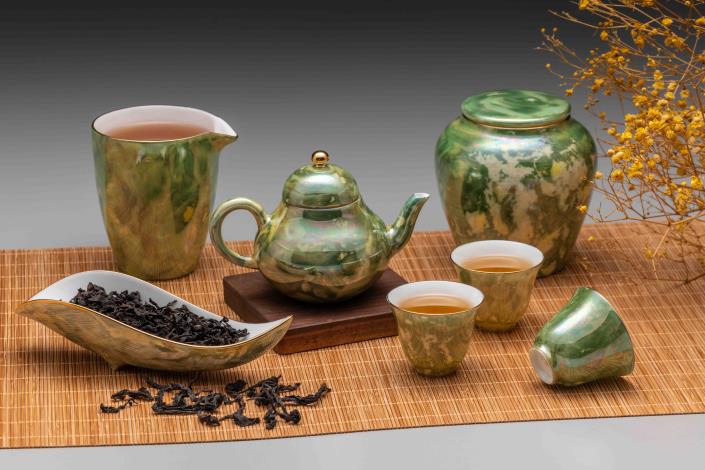 徐瑞芬瓷繪作品〈碧波漫舞〉