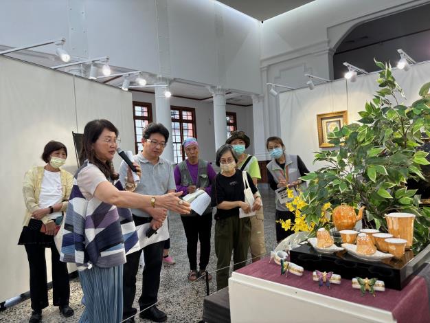 藝術家徐瑞芬(左2)親自為竹美館葉于正館長(左3)及志工導覽解說