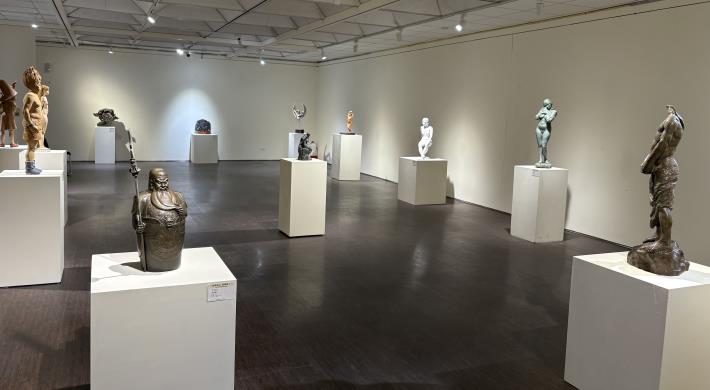 展覽集結台灣雕塑學會會員的精心創作，為整體展覽增添脈絡性與豐富視覺層次感